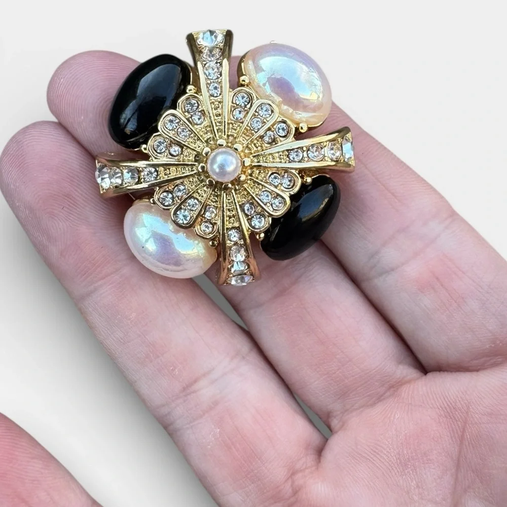 VINTAGE Onyx and Faux Mabe Pearl Cabochon Earrings - Picture 7 of 12